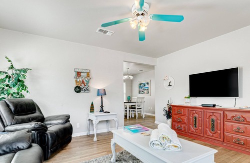 Galveston House | Dog-Friendly Home Near the Beach w/ WiFi, Washer/Dryer, Hot Tub, and Central A/C