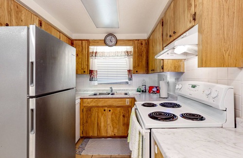 South Gate Ridge House | Dog-friendly home near the beach with screened pool, steam shower, AC, & W/D