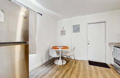 Riviera Beach House | Dog friendly home with Wifi, fully equipped kitchen & patio