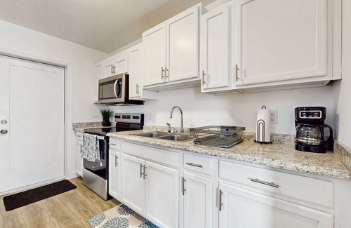 Riviera Beach House | Dog friendly home with Wifi, fully equipped kitchen & patio