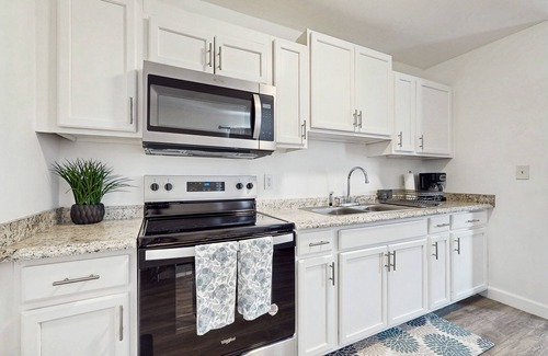 Riviera Beach House | Dog friendly home with Wifi, fully equipped kitchen & patio