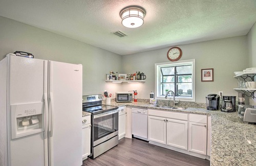 Harbor Oaks Bay Shore House | Dog-Friendly Home w/Gas Grill - Walk to Rose Bay!