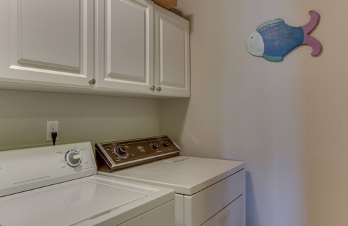 Larkspur House | Dog-Friendly Home with Balcony & Grill - One Mile to Downtown and River