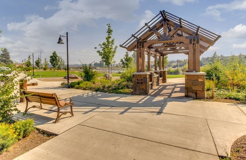 Larkspur House | Dog-Friendly Home with Balcony & Grill - One Mile to Downtown and River