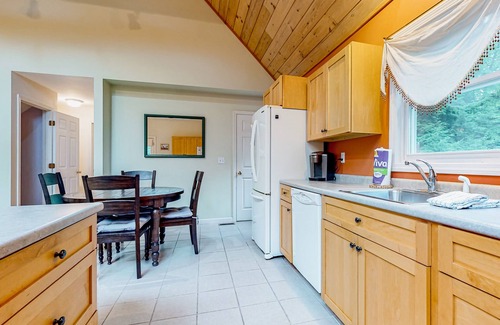 Conway House | Dog-friendly home with private hot tub, wraparound deck & 2 gas fireplaces