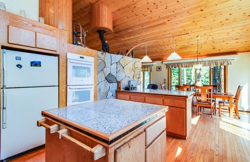 Truckee House | Dog-friendly home with private game room & five-hole disc golf course