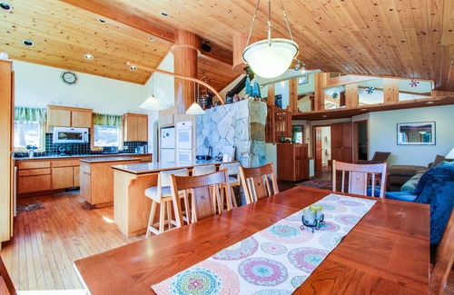 Truckee House | Dog-friendly home with private game room & five-hole disc golf course