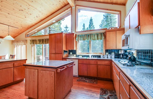 Truckee House | Dog-friendly home with private game room & five-hole disc golf course