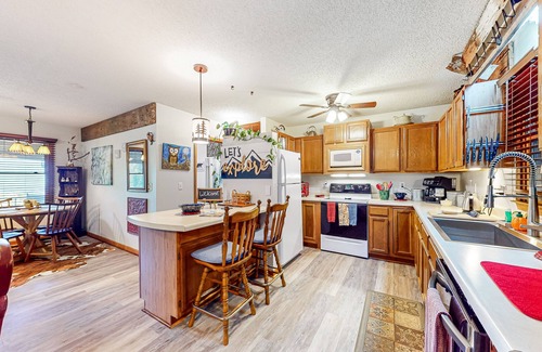 Clyde House | Dog-friendly home with spectacular mountain views, firepit, grill, fireplace