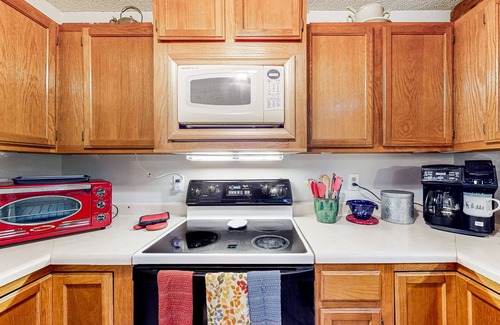 Clyde House | Dog-friendly home with spectacular mountain views, firepit, grill, fireplace