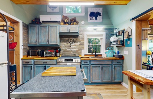 Ellijay Cabin | Dog-Friendly Home with Stunning Mountain Views & Cozy Outdoor Escape