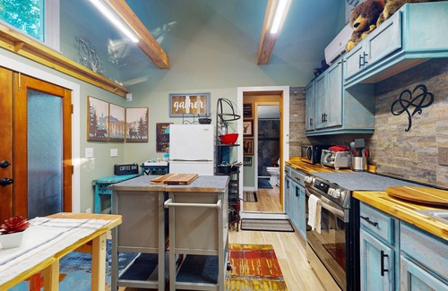 Ellijay Cabin | Dog-Friendly Home with Stunning Mountain Views & Cozy Outdoor Escape