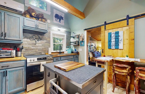 Ellijay Cabin | Dog-Friendly Home with Stunning Mountain Views & Cozy Outdoor Escape