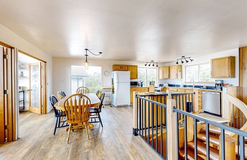 Florence House | Dog-friendly home with amazing ocean & sunset views - walk to Ocean Way Beach