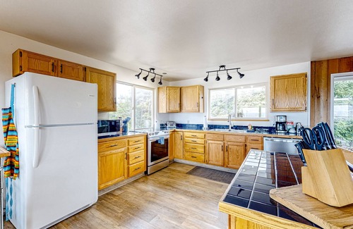 Florence House | Dog-friendly home with amazing ocean & sunset views - walk to Ocean Way Beach
