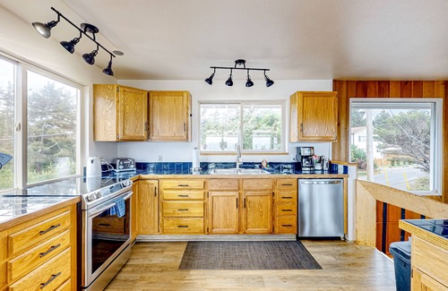Florence House | Dog-friendly home with amazing ocean & sunset views - walk to Ocean Way Beach