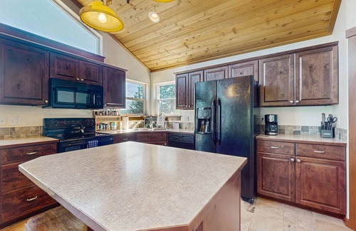Coeur d'Alene House | Dog-friendly home with water views, deck, grill, wood stove, & private W/D
