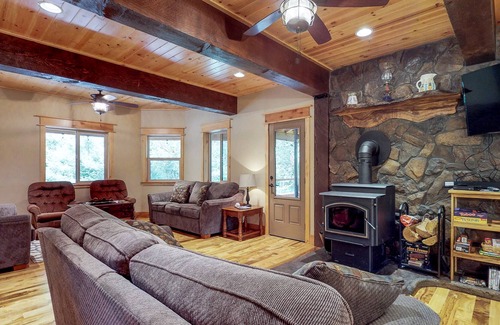 Port Orford House | Dog-friendly home with private hot tub and space for a large group