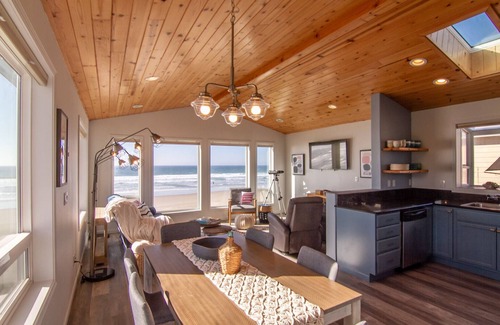 Waldport House | Dog Friendly! Hot Tub! Ocean Front with Spectacular Views!