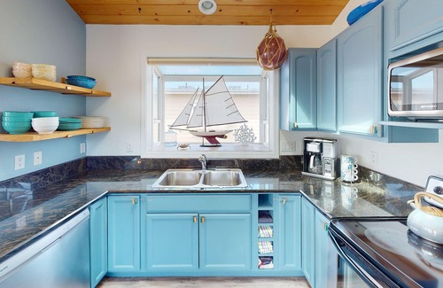 Waldport House | Dog Friendly! Hot Tub! Ocean Front with Spectacular Views!