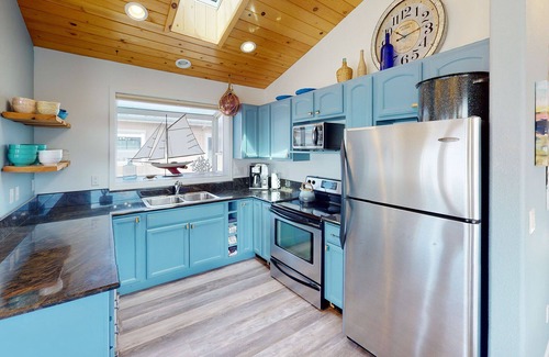 Waldport House | Dog Friendly! Hot Tub! Ocean Front with Spectacular Views!