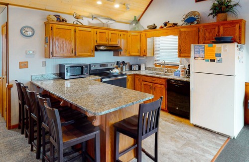 Waves House | Dog-Friendly House w/Private W/D, Private Hot Tub, Free WiFi