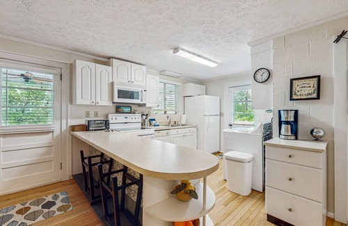Hiawassee House | Dog-friendly house with outdoor deck, gas fireplace and mountain views