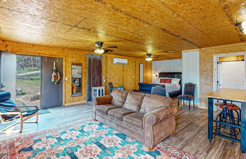 Eureka Springs Apartment | Dog-friendly lakefront studio with a full kitchen, TV, yard, water views