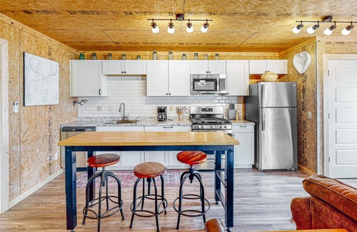 Eureka Springs Apartment | Dog-friendly lakefront studio with a full kitchen, TV, yard, water views