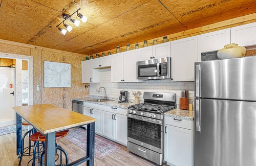 Eureka Springs Apartment | Dog-friendly lakefront studio with a full kitchen, TV, yard, water views