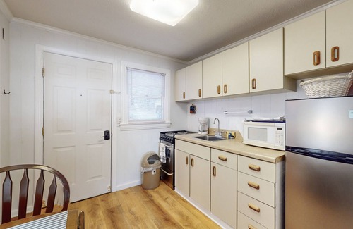 Flat Rock Apartment | Dog-friendly lakefront condo with pool, canoes, & WiFi - in a perfect location