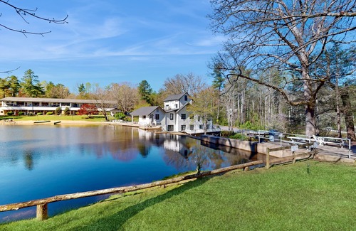 Flat Rock Apartment | Dog-friendly lakefront condo with pool, canoes, & WiFi - in a perfect location