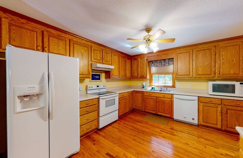 Leesville House | Dog-friendly, lakefront home w/a private dock, furnished deck, & free WiFi