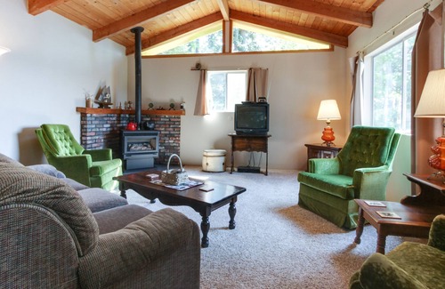 Hayden Lake Cabin | Dog-friendly lakefront cabin with water-view deck, gas grill, & private dock