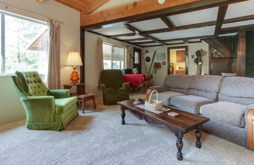 Hayden Lake Cabin | Dog-friendly lakefront cabin with water-view deck, gas grill, & private dock