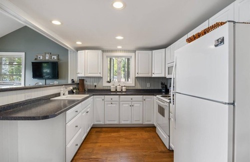 Acton House | Dog Friendly Lakefront Cottage with Private Dock and Kayaks
