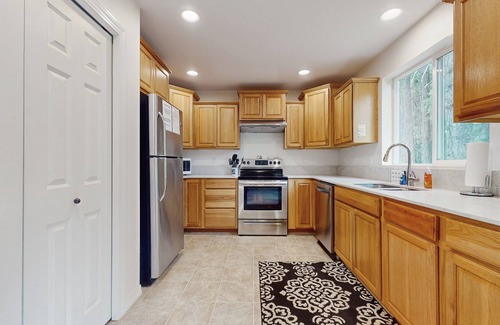 Cle Elum House | Dog-friendly lakefront home near skiing with mountain view, firepit & wood stove