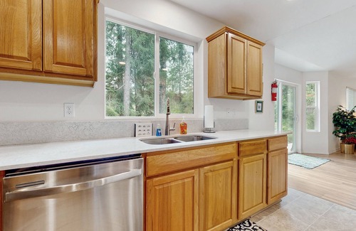 Cle Elum House | Dog-friendly lakefront home near skiing with mountain view, firepit & wood stove