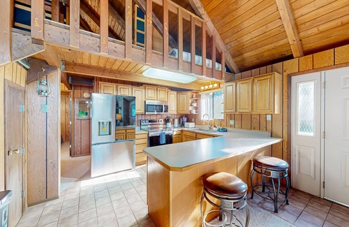 Coeur d'Alene Cabin | Dog-friendly lakefront cabin with fireplace, lake views, deck, woodstove, & W/D
