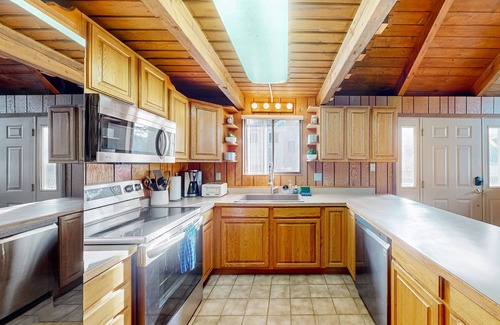 Coeur d'Alene Cabin | Dog-friendly lakefront cabin with fireplace, lake views, deck, woodstove, & W/D