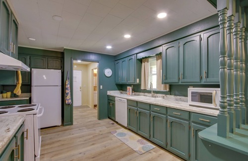 Lauderdale County House | Dog-Friendly Lexington Retreat: Step-Free Access!