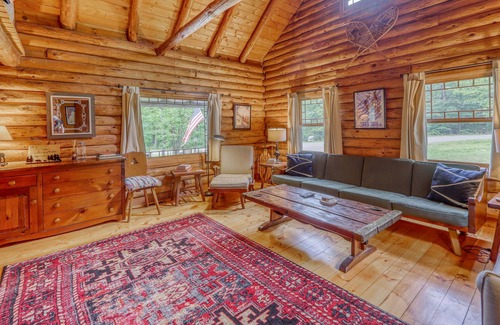 Stratton and Bromley Ski Areas House | Dog-friendly log cabin w/ fireplace & WiFi - close to skiing, shopping & dining