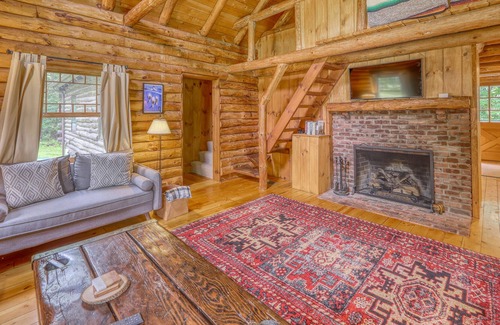 Stratton and Bromley Ski Areas House | Dog-friendly log cabin w/ fireplace & WiFi - close to skiing, shopping & dining