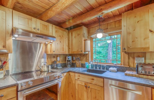 Stratton and Bromley Ski Areas House | Dog-friendly log cabin w/ fireplace & WiFi - close to skiing, shopping & dining