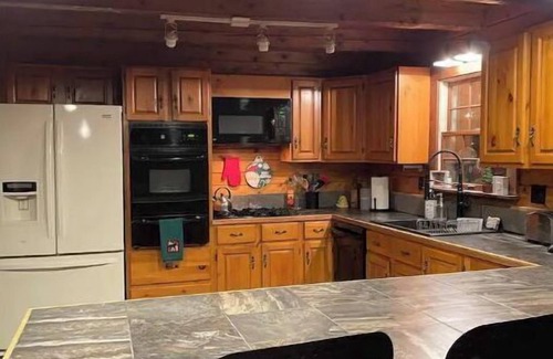 Wolcott Cabin | Dog Friendly Log Cabin on 10 acres + Wood Stove, High Speed WiFi, AC!