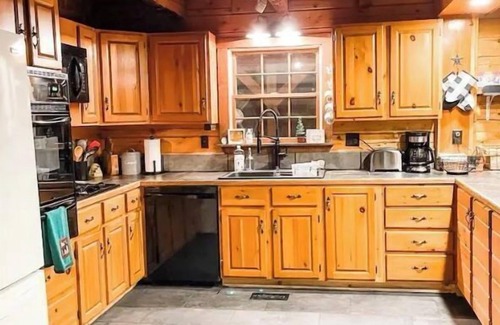 Wolcott Cabin | Dog Friendly Log Cabin on 10 acres + Wood Stove, High Speed WiFi, AC!