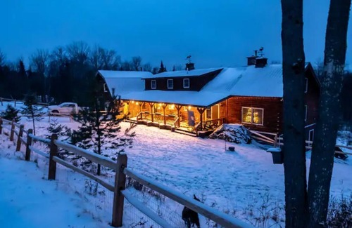 Wolcott Cabin | Dog Friendly Log Cabin on 10 acres + Wood Stove, High Speed WiFi, AC!