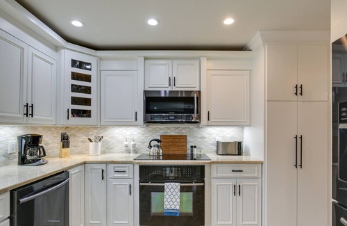 Margate House | Dog-Friendly Margate Home w/ Lanai + Hot Tub!
