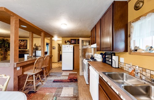 Yachats House | Dog-friendly, mid-century home w/hot tub close to beach