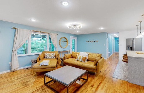 Eureka Springs House | Dog-friendly modern ranch home near Eureka Springs with firepit, patio & W/D